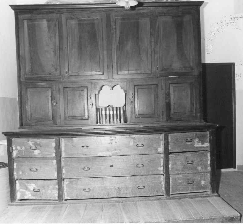 mobile da sacrestia con alzata - ambito Italia centrale (sec. XX)