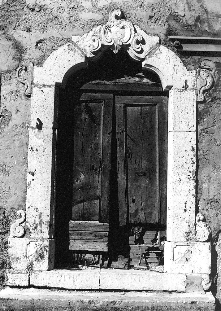 motivi decorativi a volute (mostra di portale, elemento d'insieme) - ambito Italia centrale (secc. XVIII/ XIX)