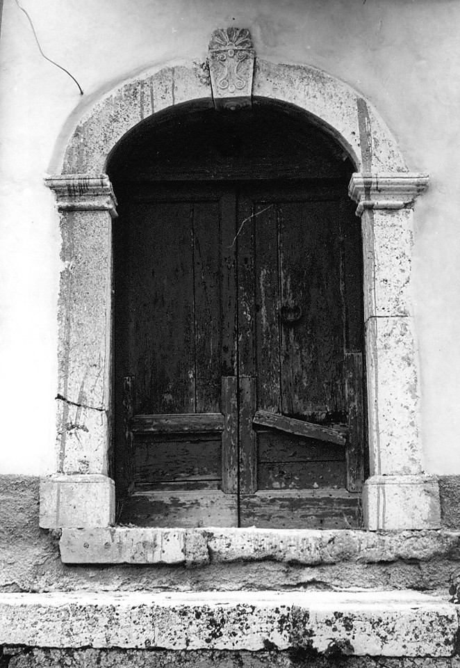 motivo decorativo floreale (mostra di portale, elemento d'insieme) - ambito Italia centrale (secc. XVIII/ XIX)