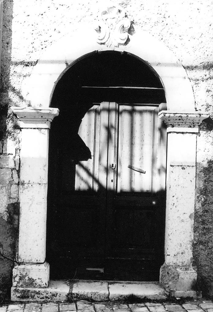 motivo decorativo a volute e conchiglia (mostra di portale, elemento d'insieme) - ambito Italia centrale (secc. XVIII/ XIX)