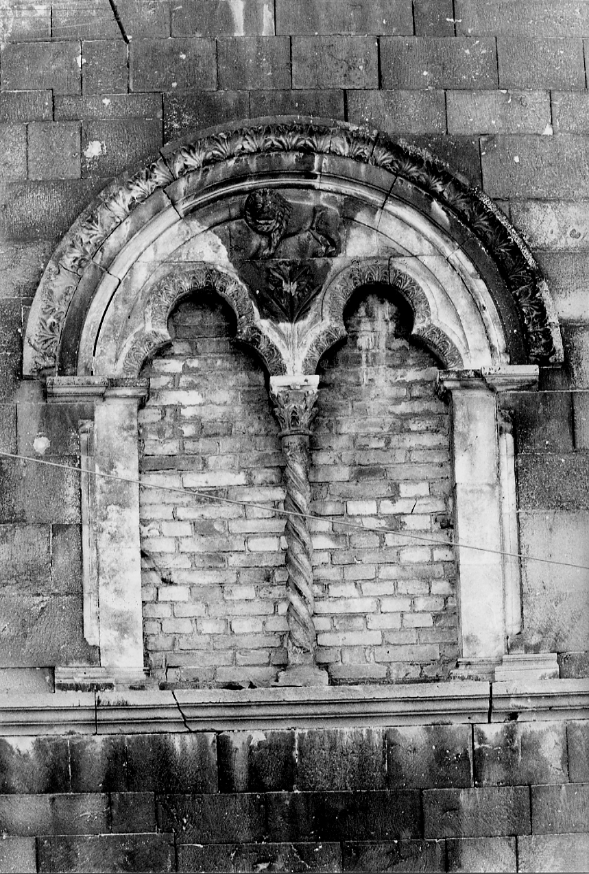 bifora, serie - ambito abruzzese (sec. XV)