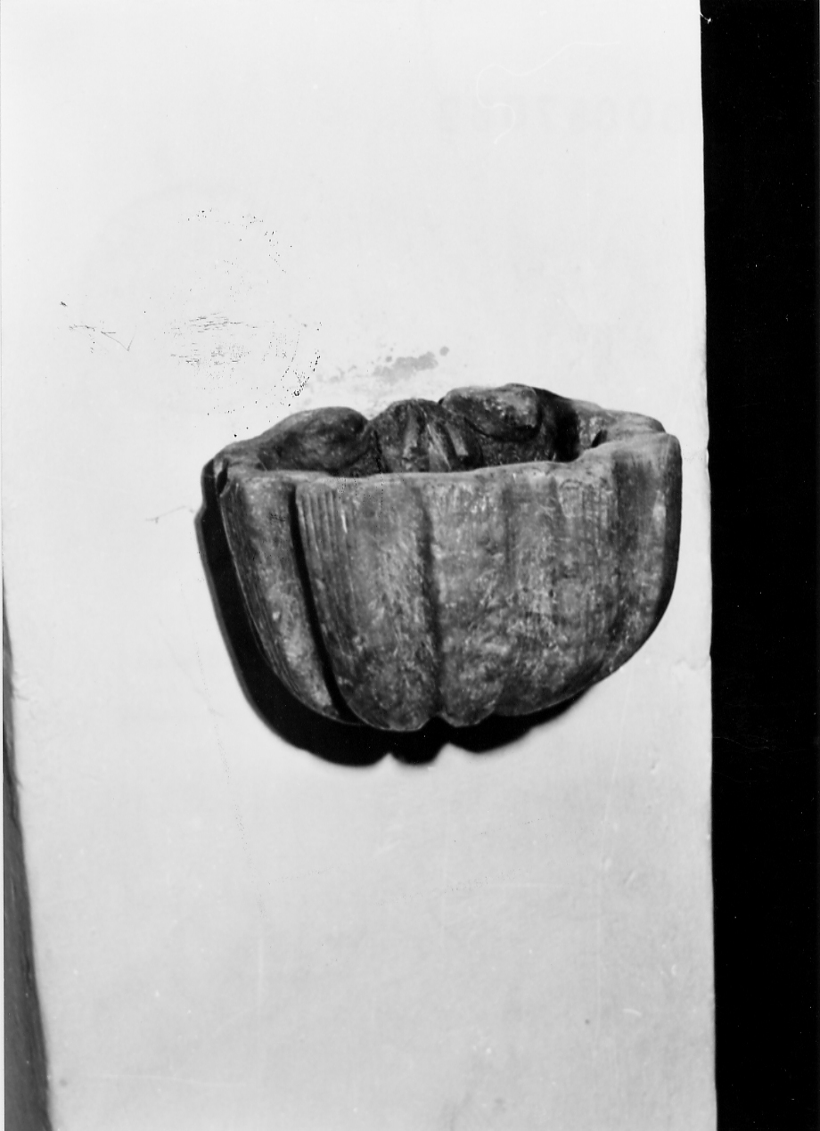 acquasantiera - a conchiglia, serie - ambito Italia centrale (sec. XVIII)