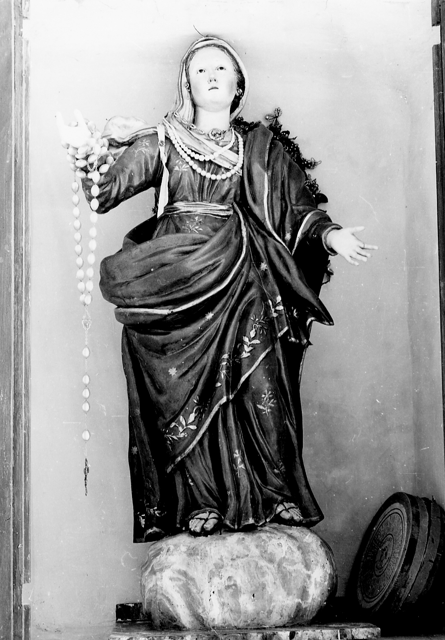 Madonna con personaggi che implorano il suo aiuto (statua, opera isolata) - ambito abruzzese (sec. XIX)