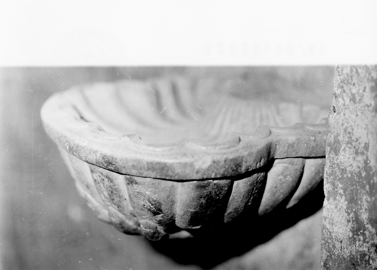 acquasantiera, opera isolata - ambito abruzzese (sec. XVIII)