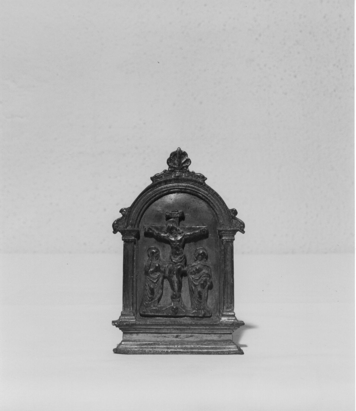 crocifissione di Cristo (pace - a tavoletta, architettonica) - ambito abruzzese (sec. XVI)