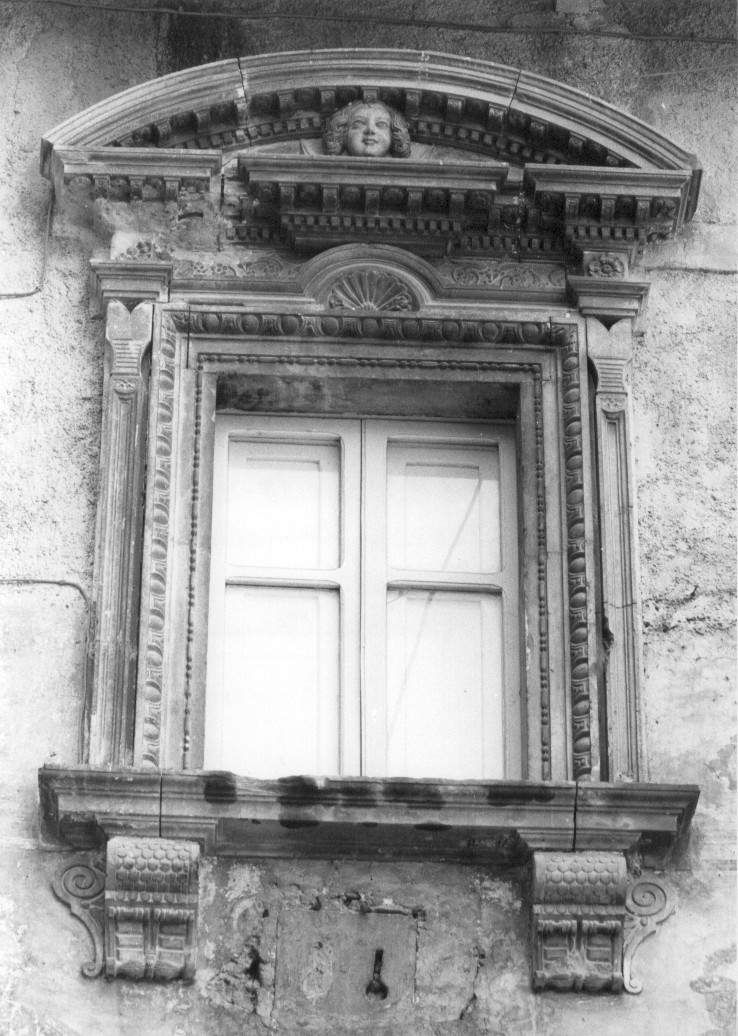 mostra di finestra, opera isolata - ambito sulmonese (sec. XVII)