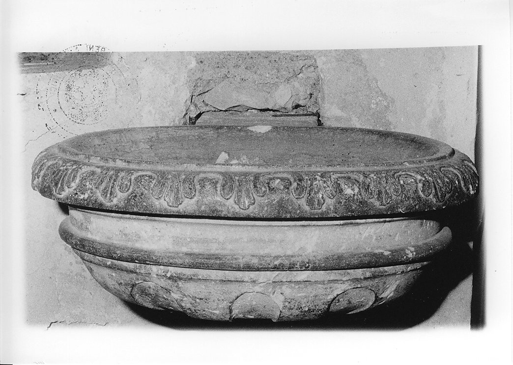 acquasantiera, opera isolata - ambito abruzzese (sec. XVI)