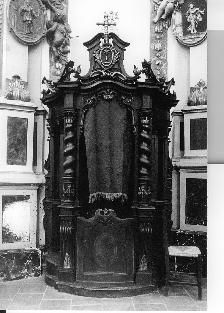 confessionale semicircolare con due mezze colonne tortili sul frontalino (confessionale, serie) di Mosca Ferdinando (attribuito) (sec. XVIII)