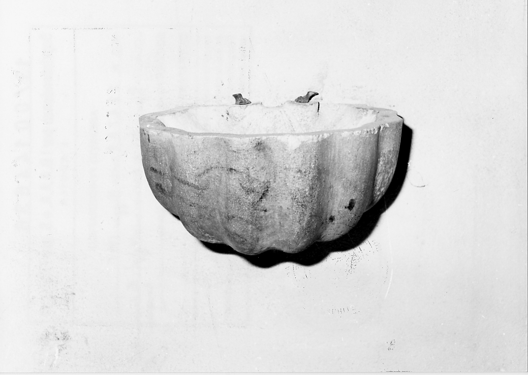 acquasantiera, opera isolata - bottega abruzzese (sec. XVIII)