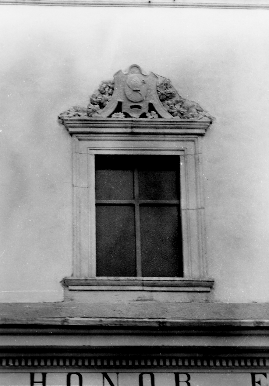 finestrone, opera isolata - bottega Italia centrale (sec. XX)