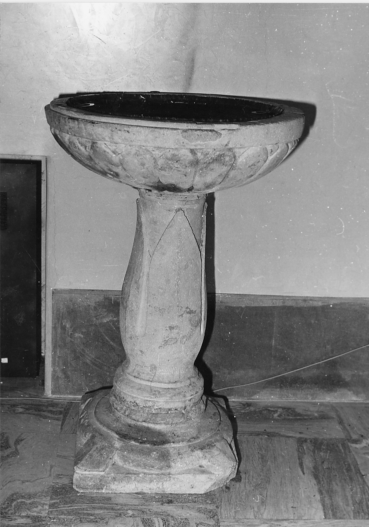 acquasantiera - a fusto, opera isolata - bottega abruzzese (sec. XVI)