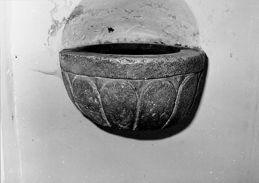 acquasantiera da parete, opera isolata - bottega abruzzese (sec. XVI)