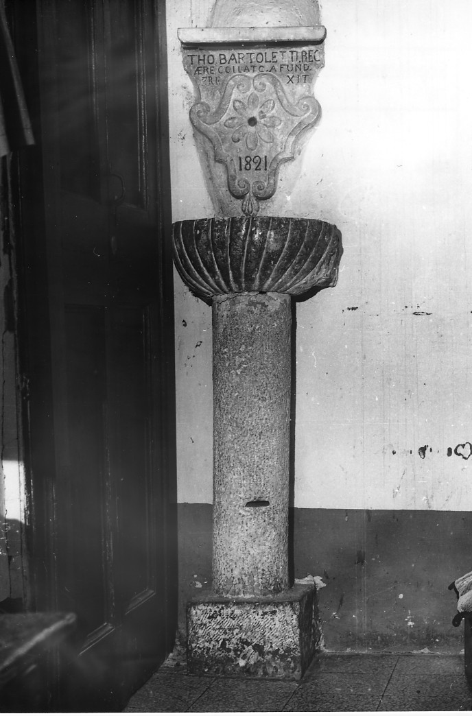 conchiglia con motivi decorativi a voluta e fiore (acquasantiera - a fusto, opera isolata) - manifattura abruzzese (sec. XIX)