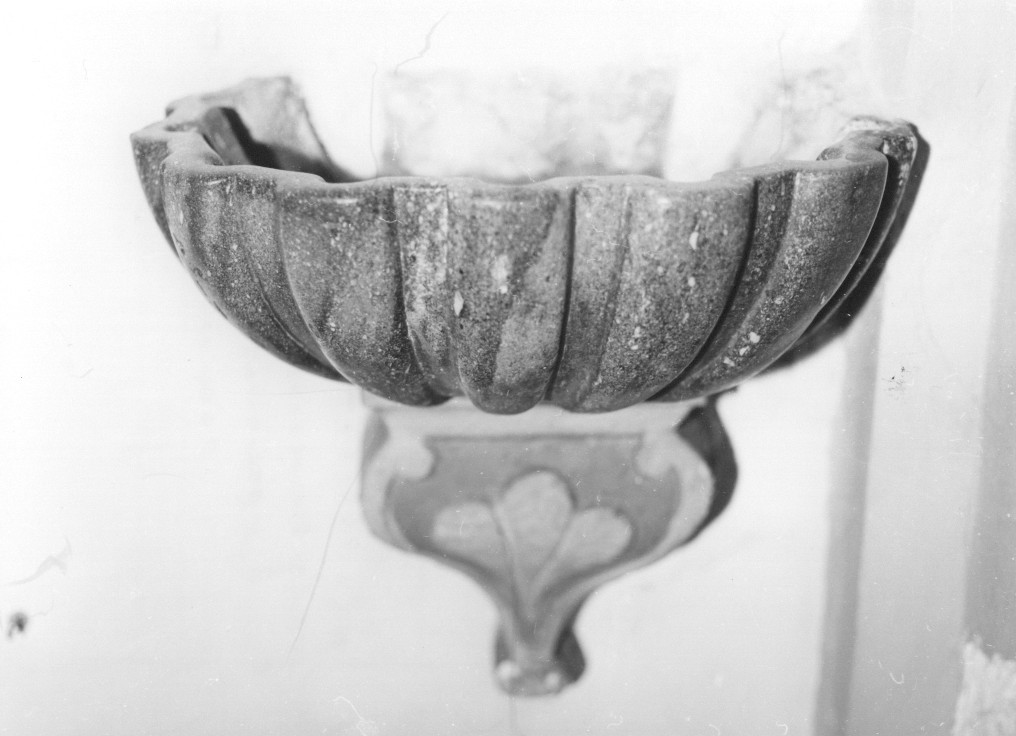 acquasantiera - a conchiglia, serie - bottega abruzzese (sec. XVIII)