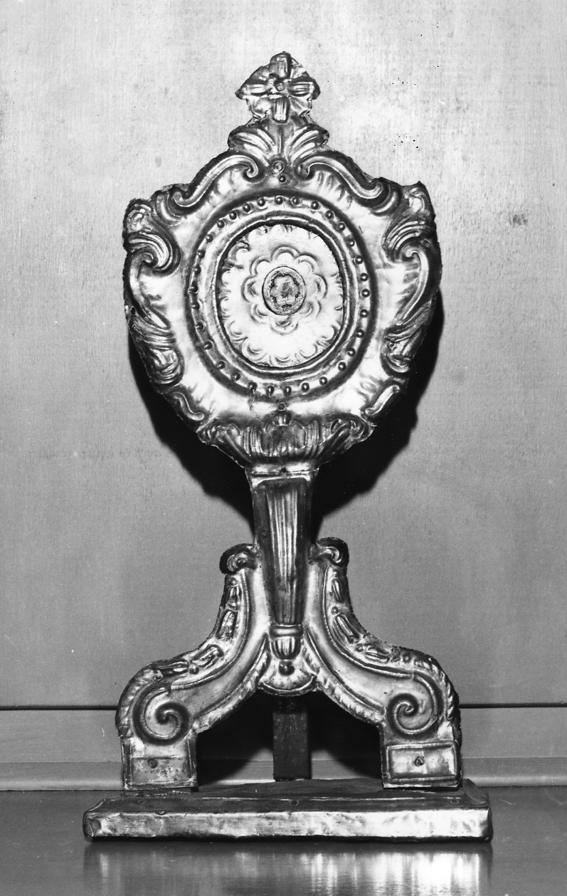 motivi decorativi vegetali a volute (reliquiario - a ostensorio, serie) - manifattura abruzzese (prima metà sec. XIX)