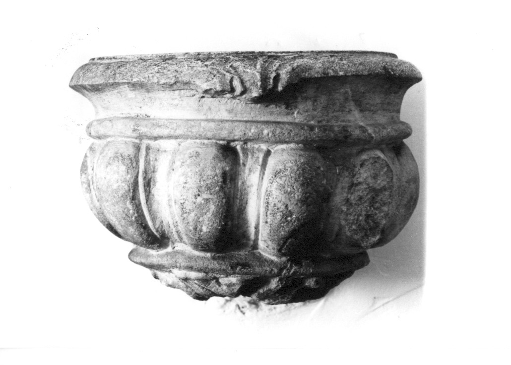 acquasantiera, opera isolata - ambito abruzzese (fine/inizio secc. XVI/ XVII)