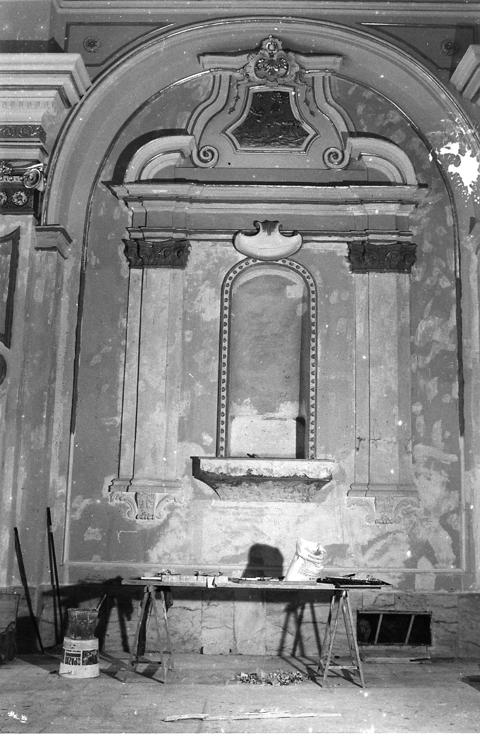 cornice architettonica con motivi decorativi e figure (decorazione plastica, opera isolata) - ambito Italia centrale (sec. XIX)