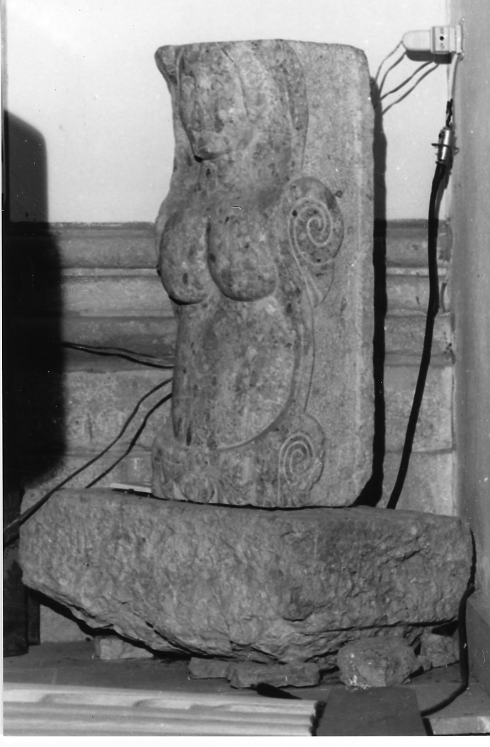 figura femminile nuda con volute (decorazione plastica, elemento d'insieme) - ambito Italia centrale (fine/inizio secc. VIII/ IX)