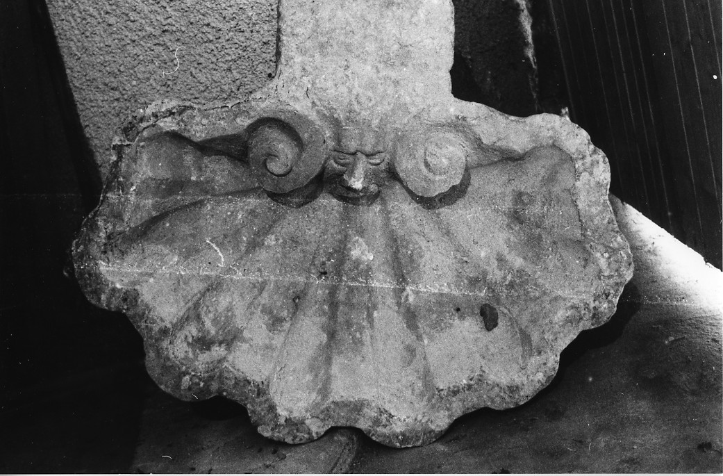 motivi decorativi a voluta con mascherone (acquasantiera - a conchiglia, opera isolata) - ambito Italia centrale (sec. XVII)