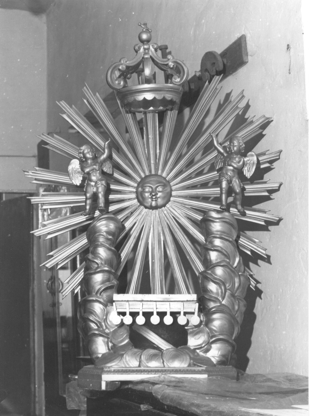 angioletti, sole raggiato, corona, libro (tronetto per esposizione eucaristica, opera isolata) - ambito Italia centrale (sec. XIX)