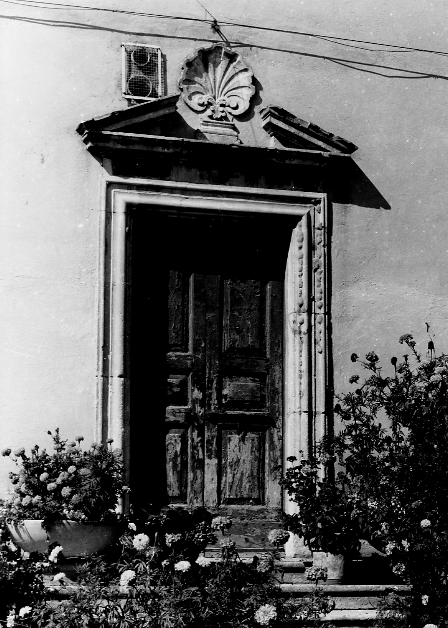 elementi decorativi architettonici e conchiglia (mostra di portale, elemento d'insieme) - ambito Italia centrale (sec. XVIII)