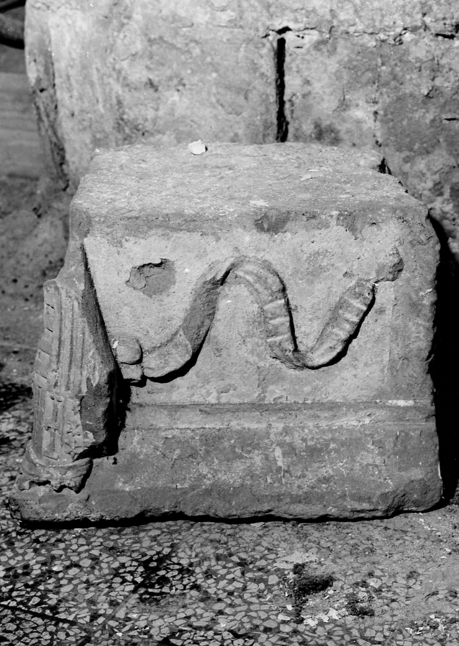 capitello, elemento d'insieme - ambito Italia centrale (sec. XVIII)