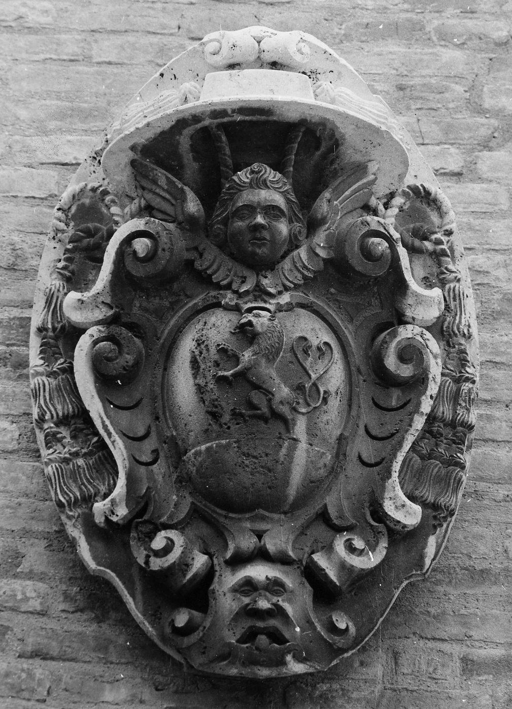 stemma gentilizio (rilievo) - ambito abruzzese (sec. XVII)