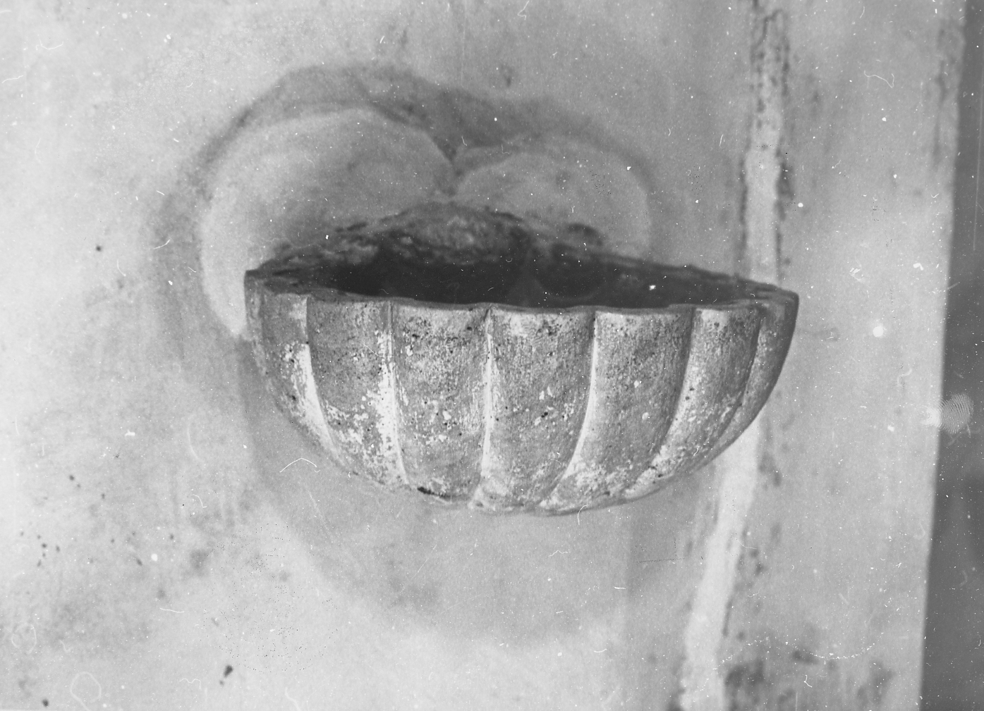 acquasantiera da parete, serie - ambito abruzzese (sec. XVII)