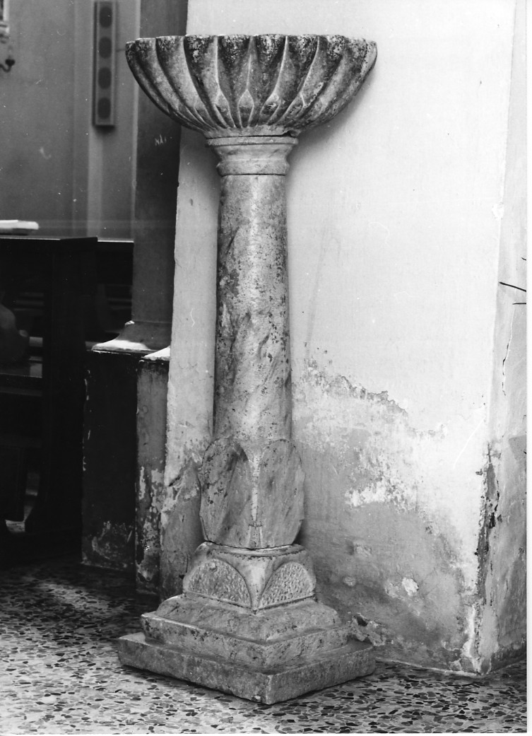 motivi decorativi geometrici (acquasantiera - a fusto, opera isolata) - ambito Italia centrale (fine/inizio secc. XIX/ XX)