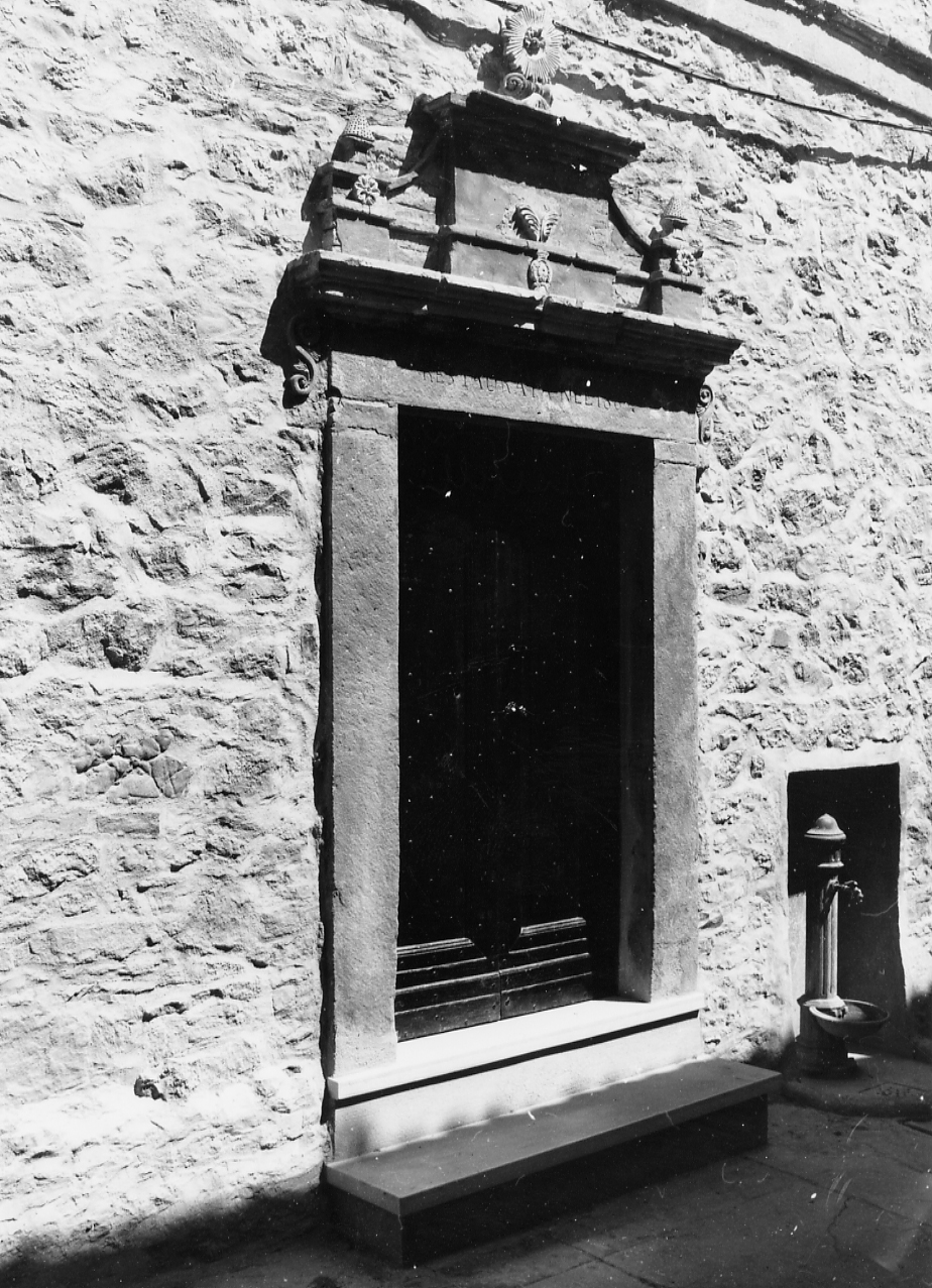 elementi decorativi architettonici con motivi floreali (mostra di portale, elemento d'insieme) - ambito Italia centrale (sec. XVIII)