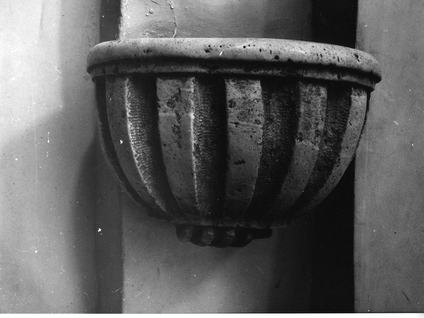 acquasantiera da parete, serie - ambito abruzzese (fine/inizio secc. XVII/ XVIII)