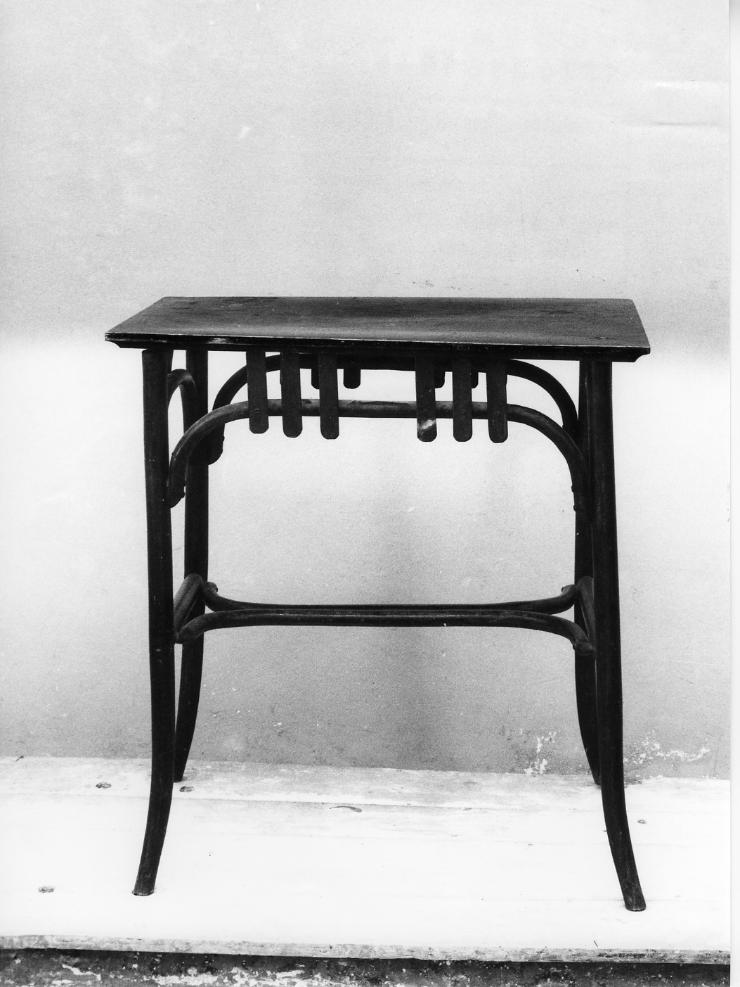 tavolino, opera isolata - ambito abruzzese (prima metà sec. XX)