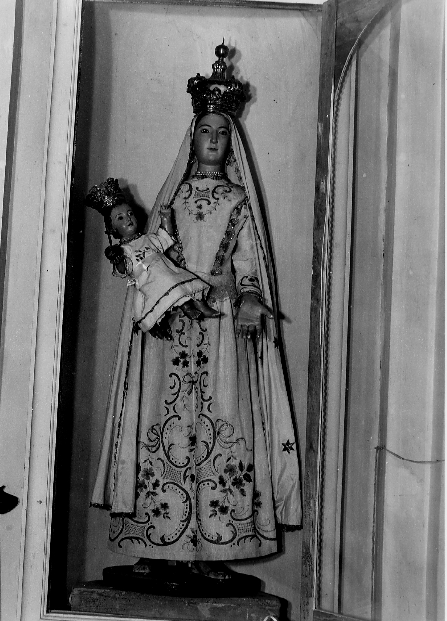 Madonna con personaggi che implorano il suo aiuto (statua, opera isolata) di Ferrari Nunzio (bottega) (sec. XIX)