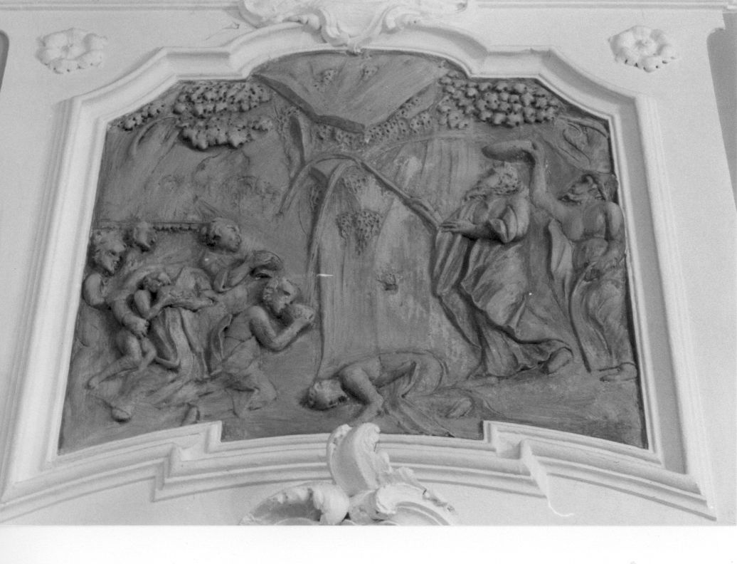 Mosè fa scaturire l'acqua dalla roccia (formella) di Piazzoli Carlo (attribuito) (sec. XVIII)