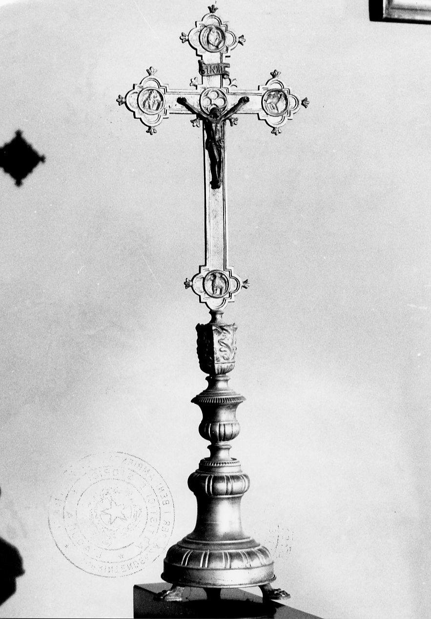 Cristo Crocifisso/ motivi decorativi vegetali/ medaglioni con simboli dei quattro Evangelisti (croce, opera isolata) - bottega Italia centrale (sec. XIX)