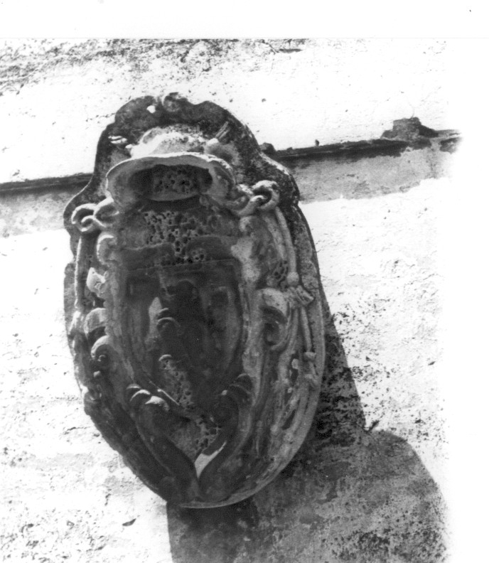 stemma vescovile (rilievo, opera isolata) - ambito abruzzese (prima metà sec. XVIII)