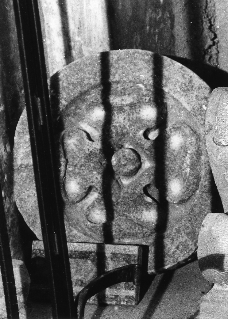 motivo decorativo floreale (decorazione plastica, opera isolata) - bottega Italia centrale (sec. XVI)