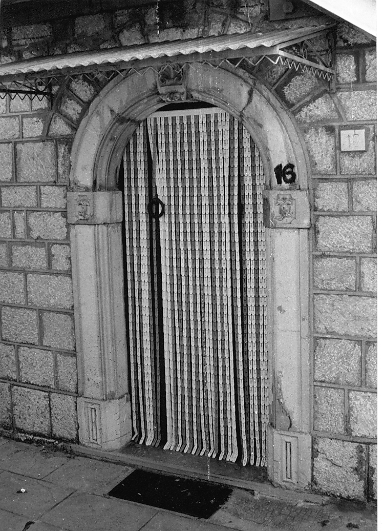 motivo decorativo architettonico e conghiglia (mostra di portale, elemento d'insieme) - bottega Italia centrale (sec. I)