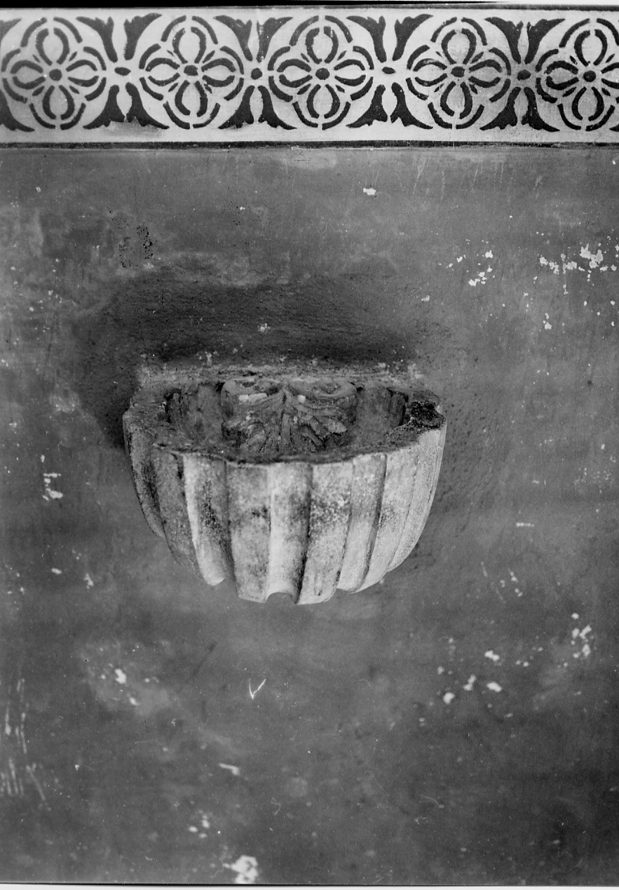 acquasantiera - da parete, opera isolata - ambito Italia centrale (fine/inizio secc. XVIII/ XIX)