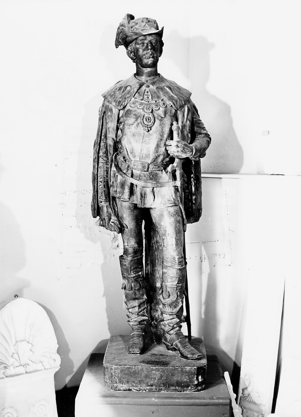 Sua Altezza Reale il duca d'Aosta detto il Conte Verde (statua) di Pagliaccetti Raffaello (attribuito) (sec. XIX)