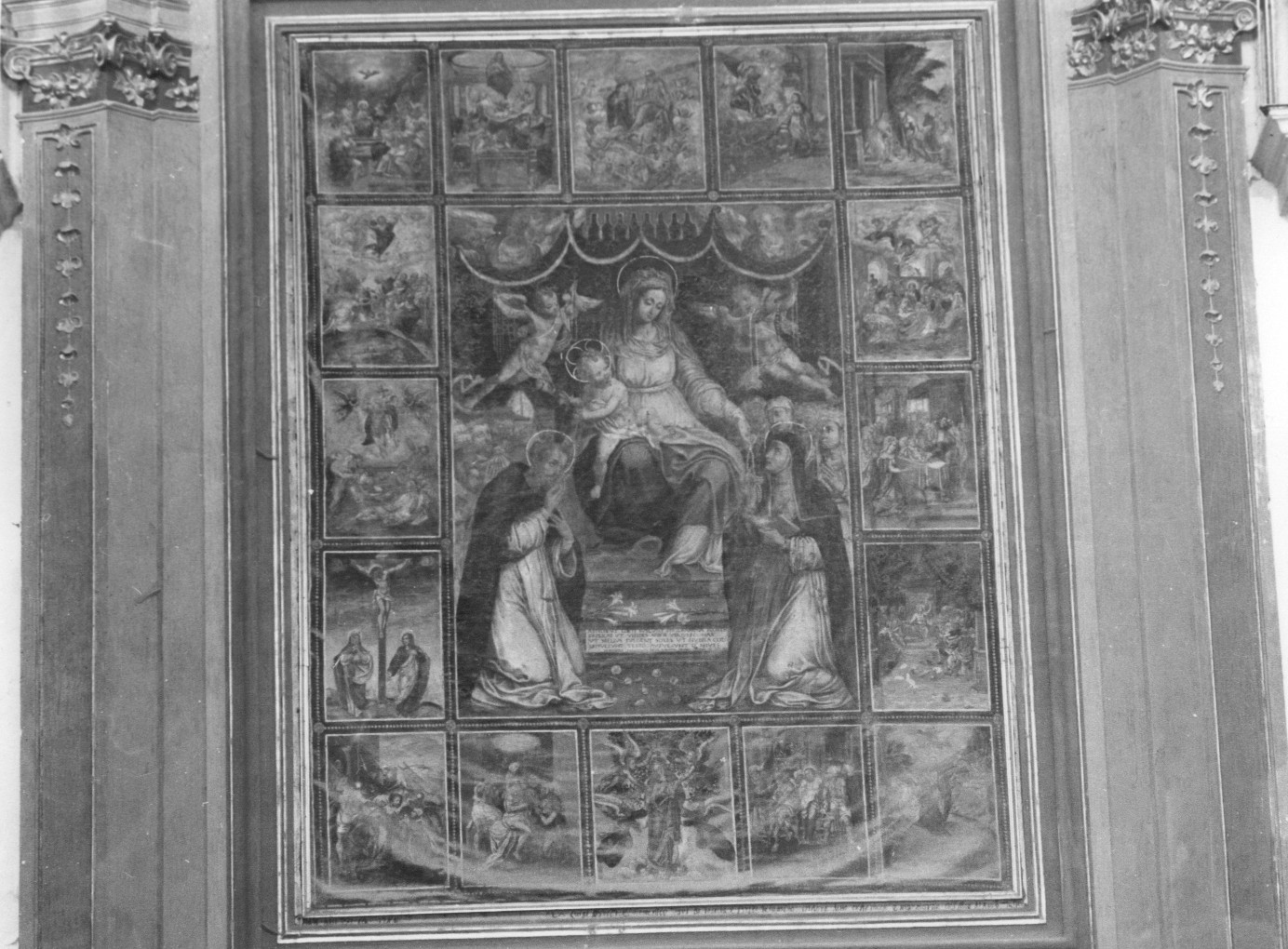 Madonna del Rosario con i Santi Domenico e Caterina da Siena (dipinto, opera isolata) di Rico Pasquale (sec. XVII)