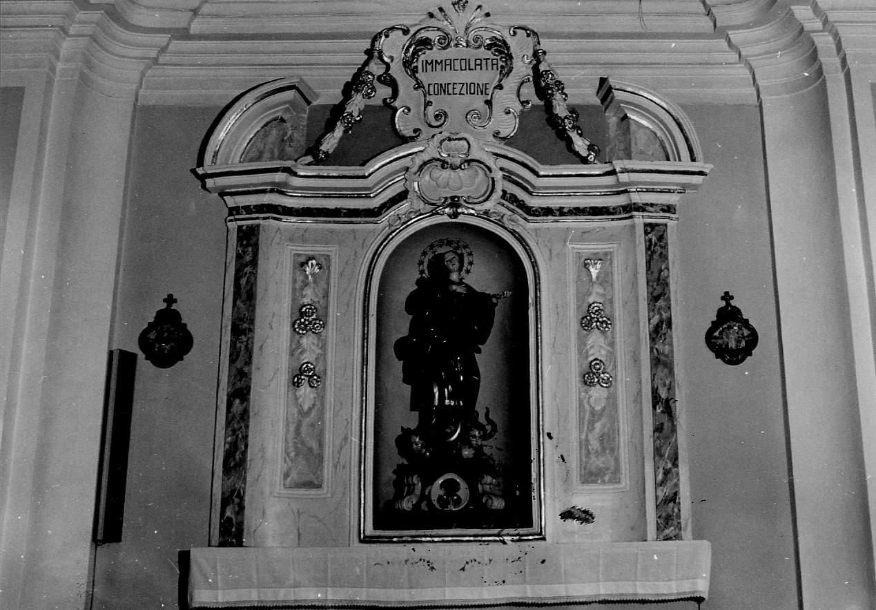 cornice architettonica con motivi decorativi floreal, festoni, medaglioni (decorazione plastica, opera isolata) - ambito Italia centrale (fine/inizio secc. XVIII/ XIX)