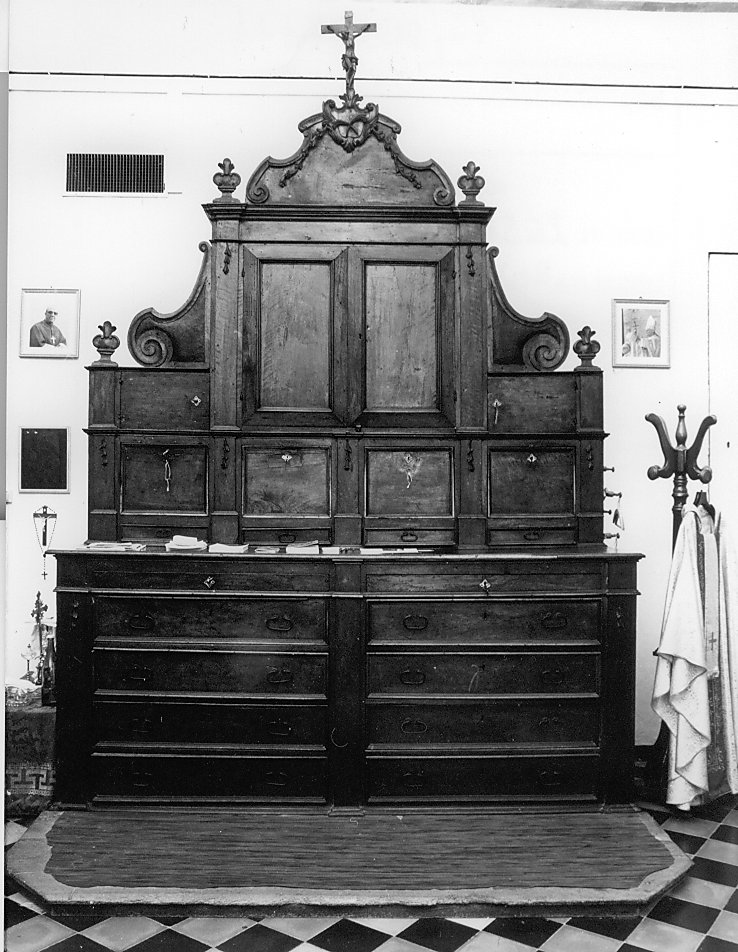 mobile da sacrestia con alzata, opera isolata - ambito abruzzese (sec. XVIII)