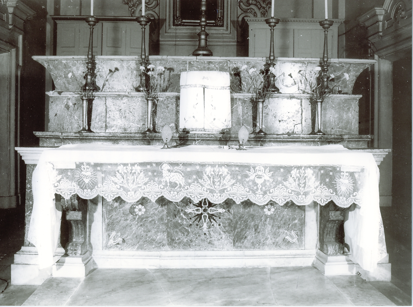 elementi architettonici con motivi decorativi a volute e floreali (altare maggiore, opera isolata) - ambito Italia centrale (sec. XVII)