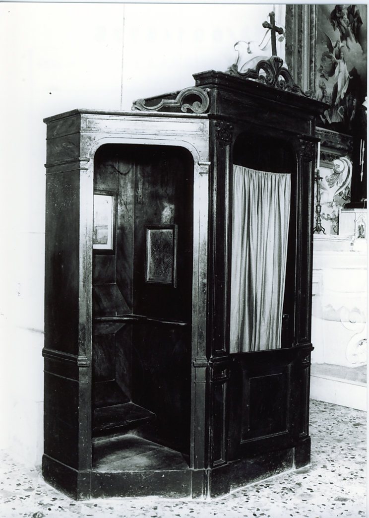 motivi decorativi architettonici geometrici con volute e croce (confessionale, opera isolata) - ambito Italia centrale (sec. XVIII)