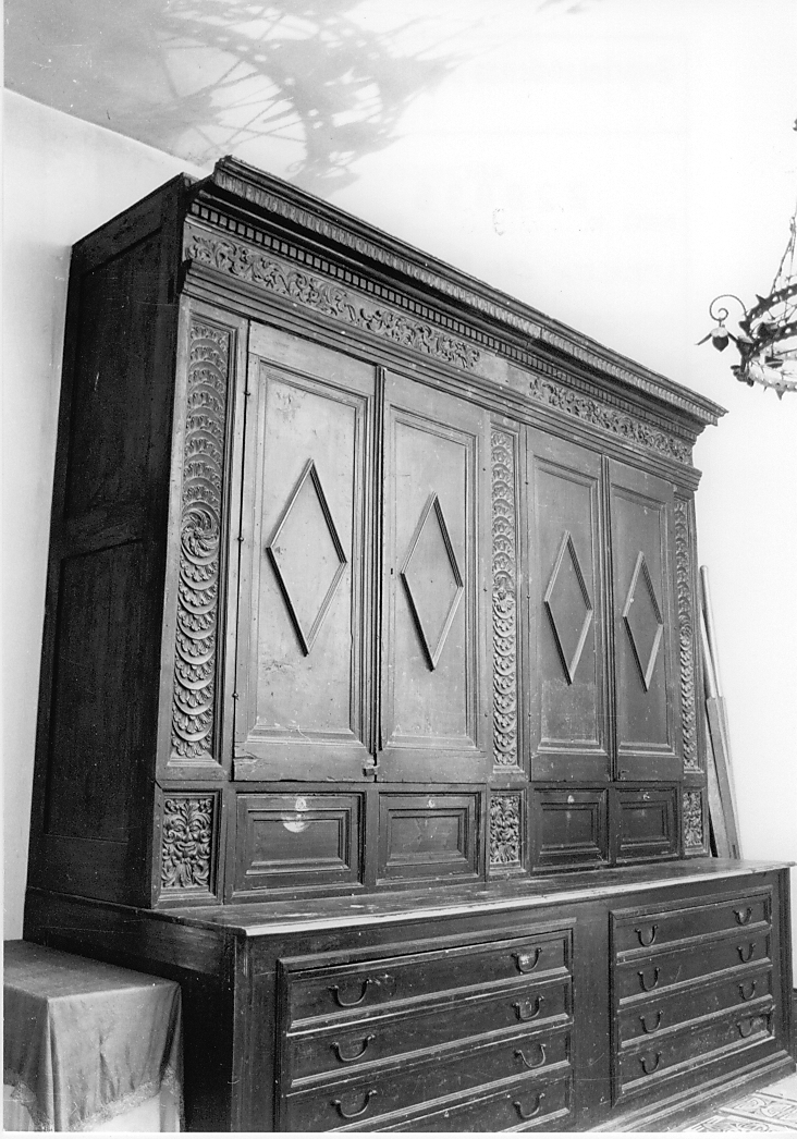 motivi decorativi geometrici/ floreali/ mascheroni (armadio da sacrestia, elemento d'insieme) - ambito Italia centrale (secc. XVI/ XIX)