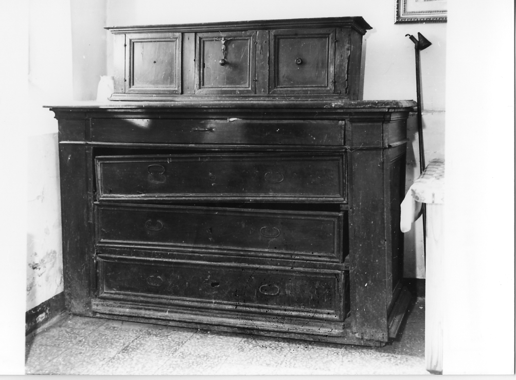 mobile da sacrestia con alzata - ambito Italia centrale (sec. XIX)