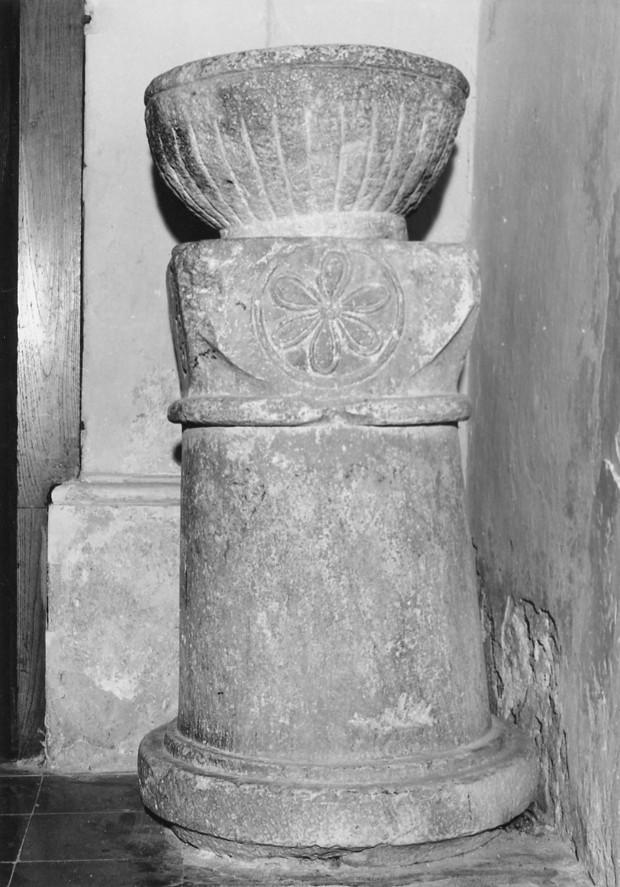 acquasantiera - a fusto, opera isolata - ambito abruzzese (sec. XVII)