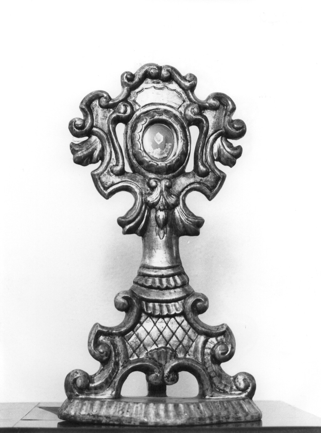 motivi decorativi geometrici vegetali a volute (reliquiario - a ostensorio, opera isolata) - ambito abruzzese (sec. XIX)