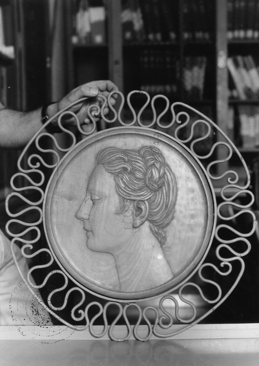 ritratto femminile di profilo (rilievo) di Caporale Michele (seconda metà sec. XX)